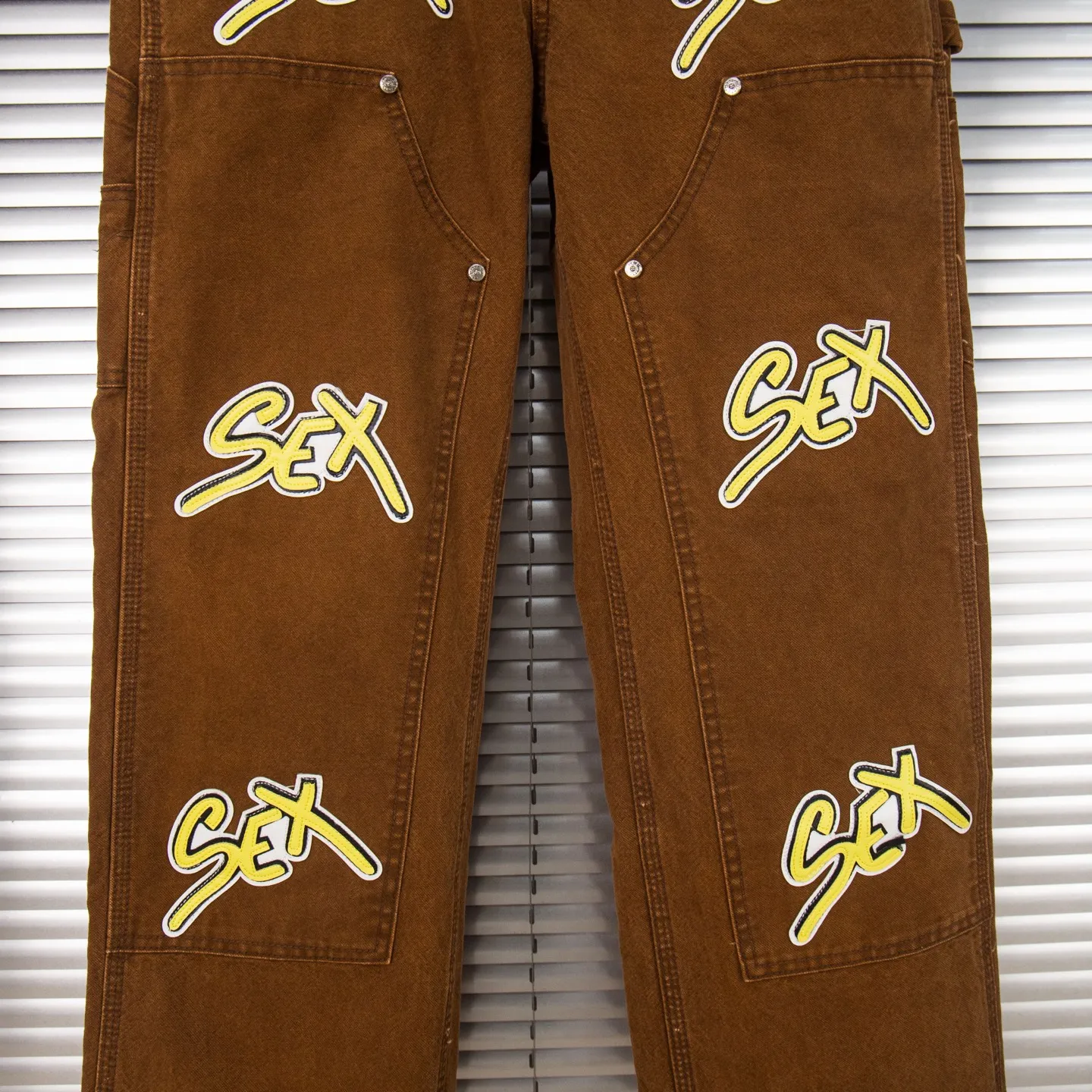 P260 Chrome Hearts new logging pants, yellow patchwork leather embroidered jeans, are a hot trend this season and are sought after by countless celebrities and fashionistas. The neat details of the cutting process add color to the playful fashion! The neat and meticulous design, and the well-fitting structure is unique. The upper body not only has outstanding recognition, but also looks younger and younger. A style with the ultimate wearing meaning and performance, gorgeous color matching, and the craftsmanship of this style is also extremely extraordinary. After the finished product is washed, it is disassembled and hand-made with sheepskin cross leather and then spliced ​​together to complete. The whole piece has too many craftsmanship to describe. It is decorated with patchwork cross flowers and high-waisted washed jeans! ! Absolutely high-end luxury product, a god-level single product, a super popular product, made by top heavy industry, a magic weapon that cannot be missed. Style number: 1848# Size: 28 30 32 34 36 Color: yellow brown